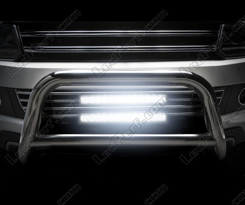 Zbliżenie na belkę LED bar Osram LEDriving® LIGHTBAR SX300-CB oświetlenie
