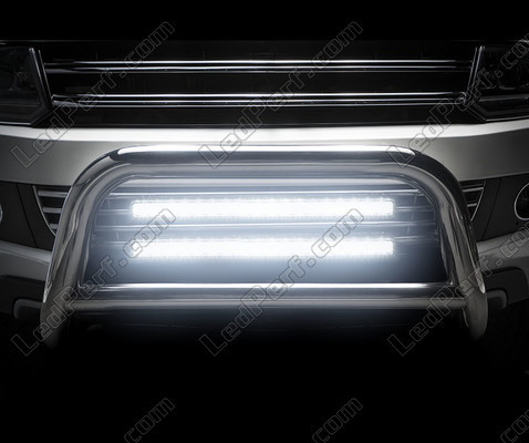 Zbliżenie na belkę LED bar Osram LEDriving® LIGHTBAR SX500-CB oświetlenie