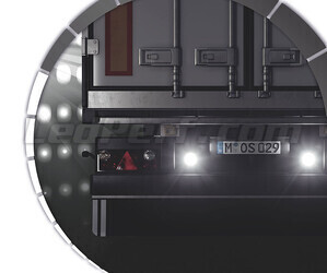 Samochód ciężarowy z 2Światła cofania LED Osram LEDriving Reversing FX120R-WD włączonymi