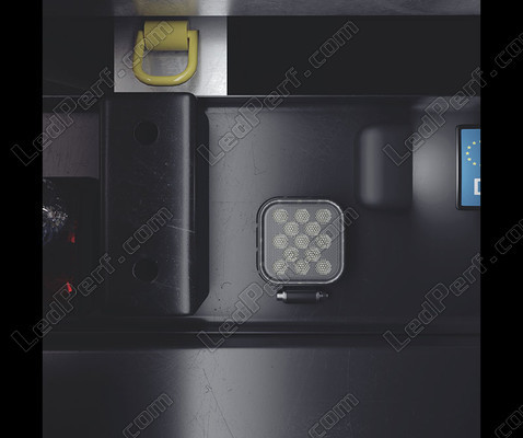 Przykład instalacji ze światłem cofania LED Osram LEDriving Reversing FX120S-WD - Kwadrat
