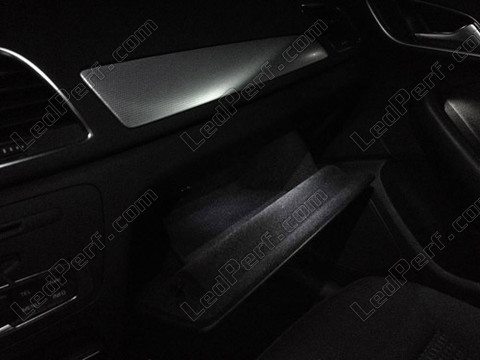 LED schowek na rękawiczki Audi Q3