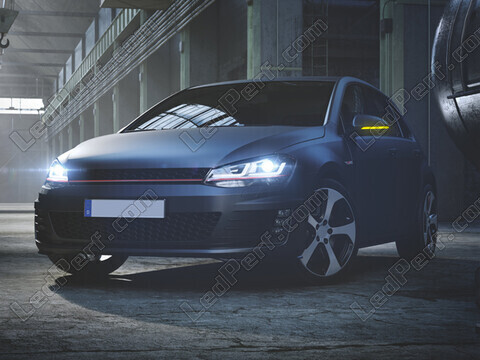 Volkswagen Touran V4 widok z przodu wyposażony w dynamiczne kierunkowskazy Osram LEDriving® do lusterek