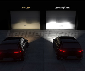 Reflektory w samochodzie porównanie przed i po zamontowaniu żarówek Osram H4 LED XTR przed drzwiami garażu.