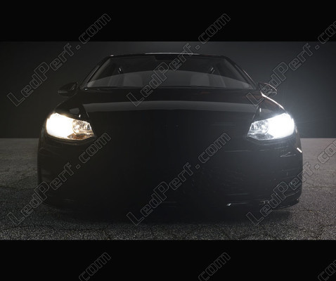 Reflektory W samochodzie porównanie przed i po zamontowaniu żarówek Osram H4 LED XTR.