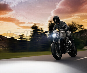 Motocykl na drodze wyposażony w żarówki motocyklowe H4 LED Osram Easy 12V