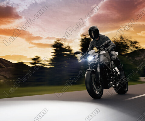 Motocykl na drodze wyposażony w żarówki motocyklowe H4 LED Osram Easy 12V