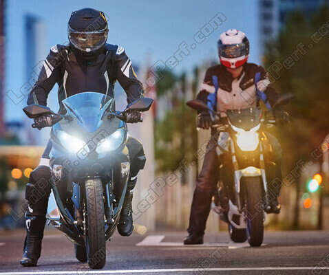 Żarówka motocyklowa H7 LED Philips ULTINON Pro6000 versus żarówka halogenowa